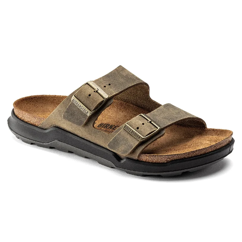 Men's sandals with a decorative buckle or charmBIRKENSTOCK ARIZONA RUGGED MEN OILED LEATHER