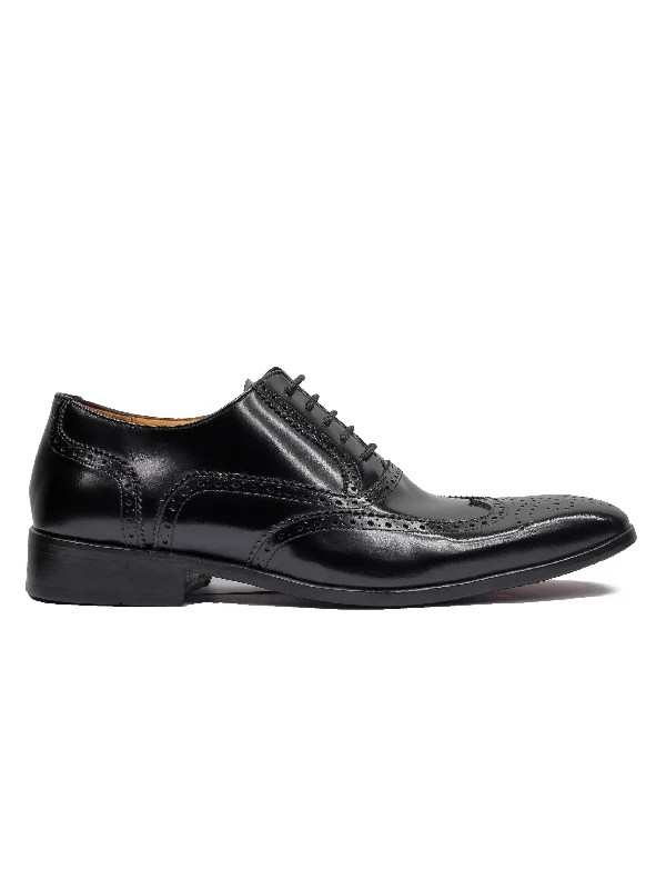 Men's loafers with a perforated leather upper for ventilationBLACK POLISHED CALF LEATHER BROGUES