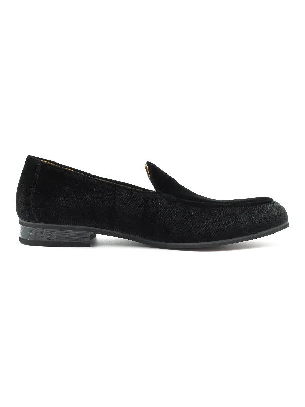 Men's loafers with a contrast stitching detailBLACK VELVET TUXEDO SLIPPERS