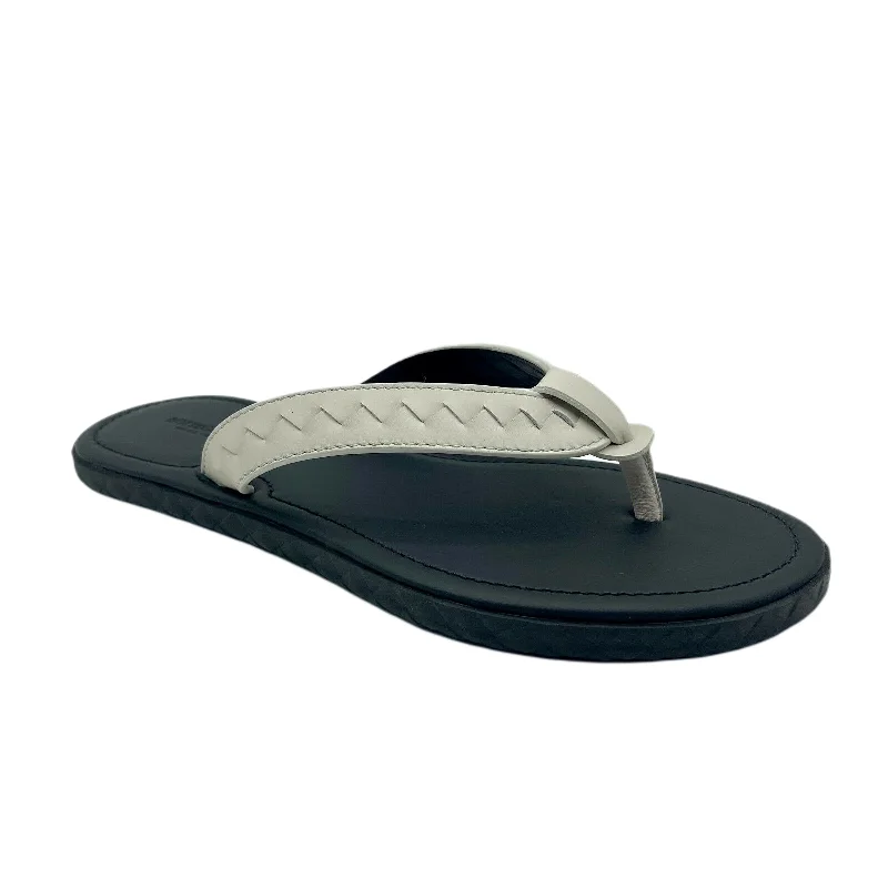 Men's sandals with a contrast stitching detailBottega Veneta Men's / Leather Thong Sandal /US 7