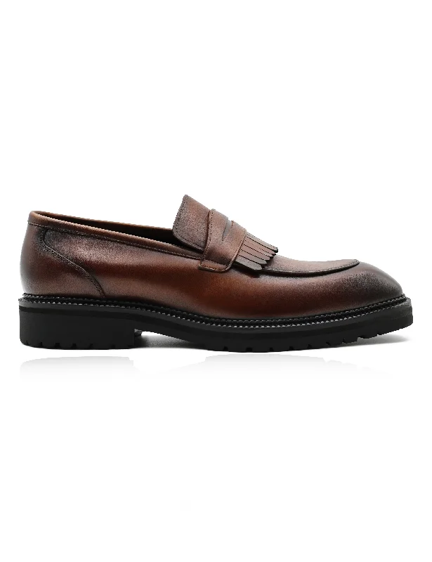 Men's loafers with a rubber sole for durabilityBROWN LEATHER PENNY LOAFERS WITH FRINGE