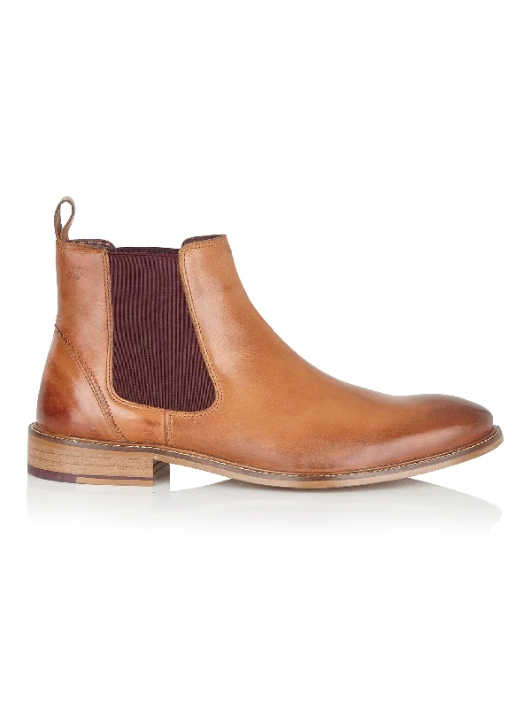 Suede men's loafers for a soft and luxurious feelLEATHER CHELSEA BOOTS IN TAN