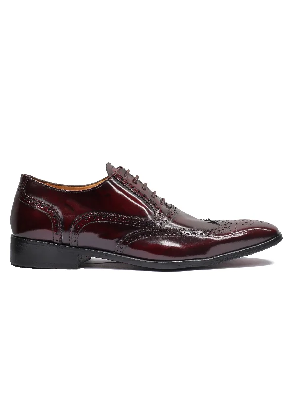 Men's loafers with a contrast stitching detailPOLISHED CALF LEATHER BROGUES IN BURGUNDY