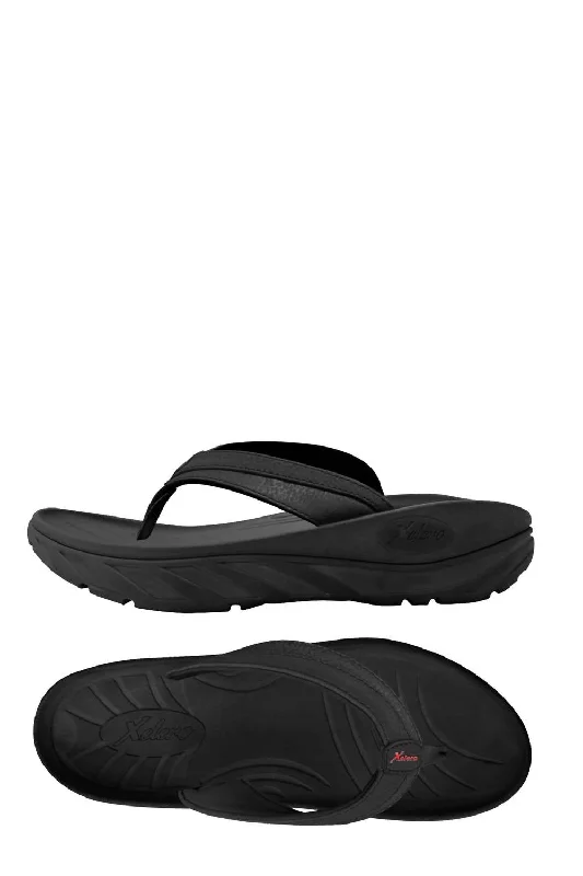 Men's sandals with a decorative buckle or charmMen's Tru Sandal In Black