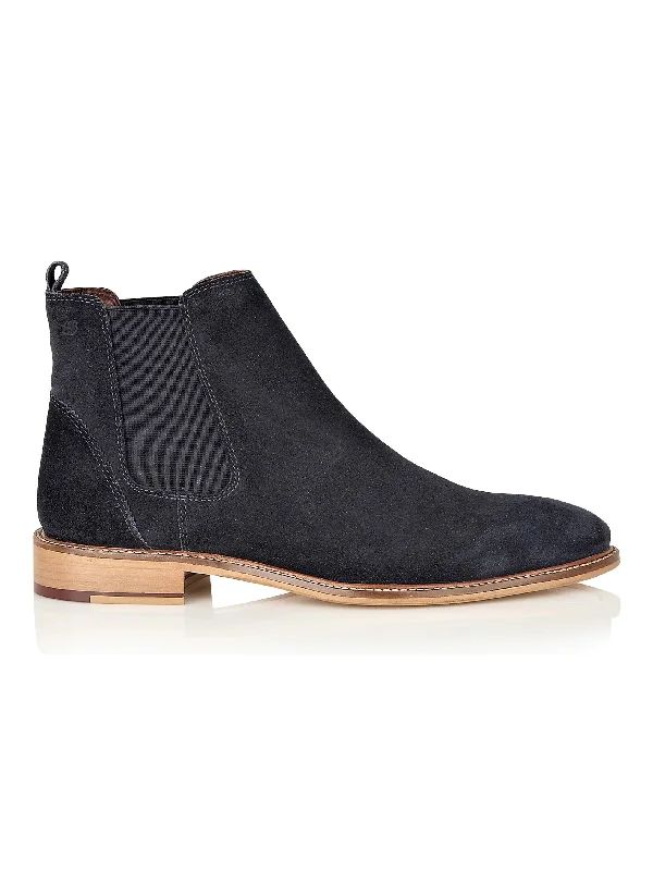 Men's loafers with a flexible sole for easy movementSUEDE CHELSEA BOOTS IN NAVY