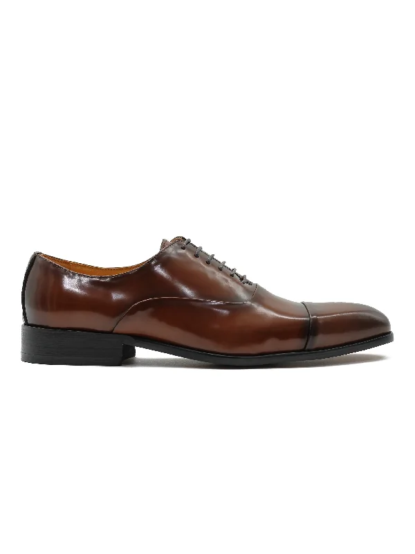 Men's loafers in a neutral color like black or brownTOE CAP OXFORDS IN BROWN PATENT LEATHER