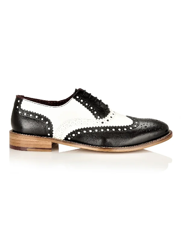 Men's loafers with a contrast stitching detailTWO TONE OXFORD BROGUES – BLACK & WHITE