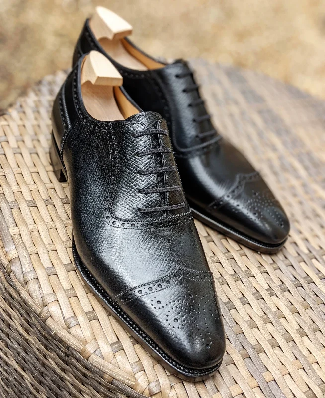 Men's Oxfords with a cap - toe design and a rubber heelAscot Éclair - Black Hatch Grain
