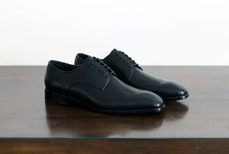 Men's Oxfords with a cap - toe design and a rubber heelBurnished Calfskin Lace-Up Shoe Black