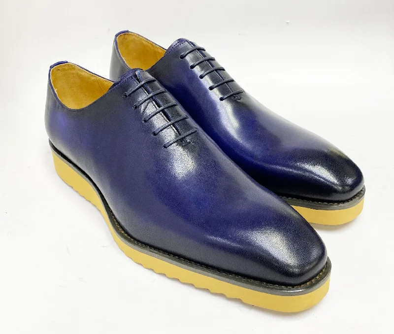 Men's Oxford shoes with a smooth leather upper and a leather soleBurnished Calfskin Lace-Up Shoe Blue