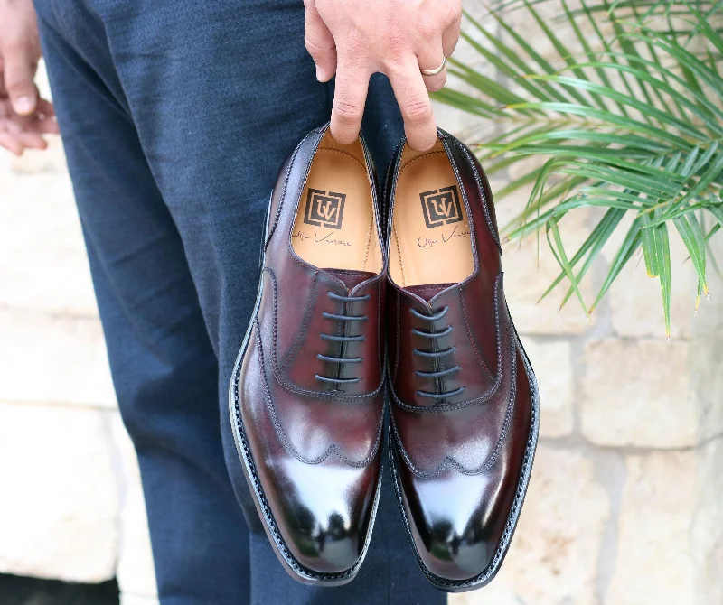 Men's Oxford shoes with a leather lining for breathabilityBurnished Calfskin "Wick" Lace-Up Wingtip Oxford Burgundy