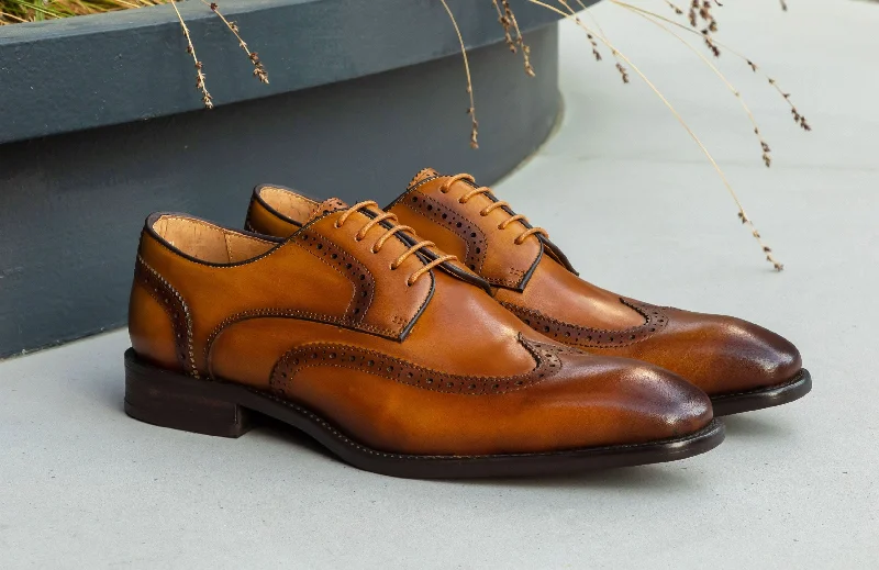 Men's Oxford shoes with a smooth leather upper and a leather soleBurnished Leather Lace-Up Shoe Cognac