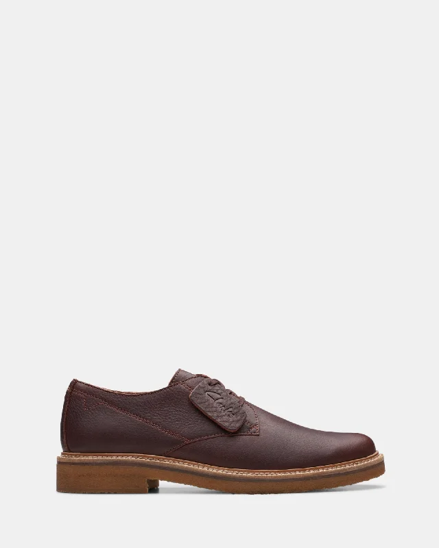 Men's loafers with a moc - toe designClarkdale Derby British Tan Leather