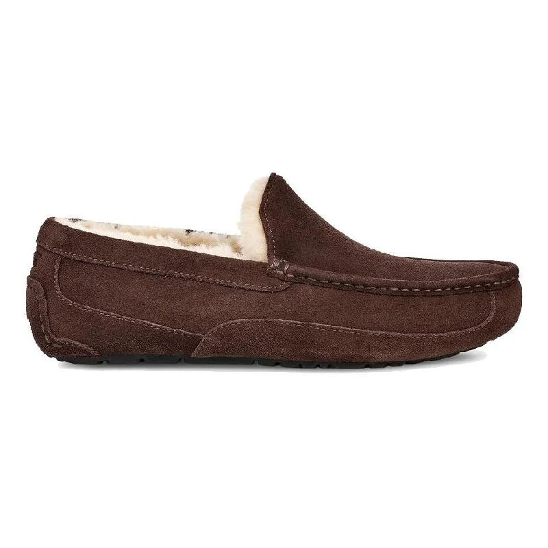 Men's slippers with a non - slip outsole for safetyUGG Men's Ascot Espresso Suede