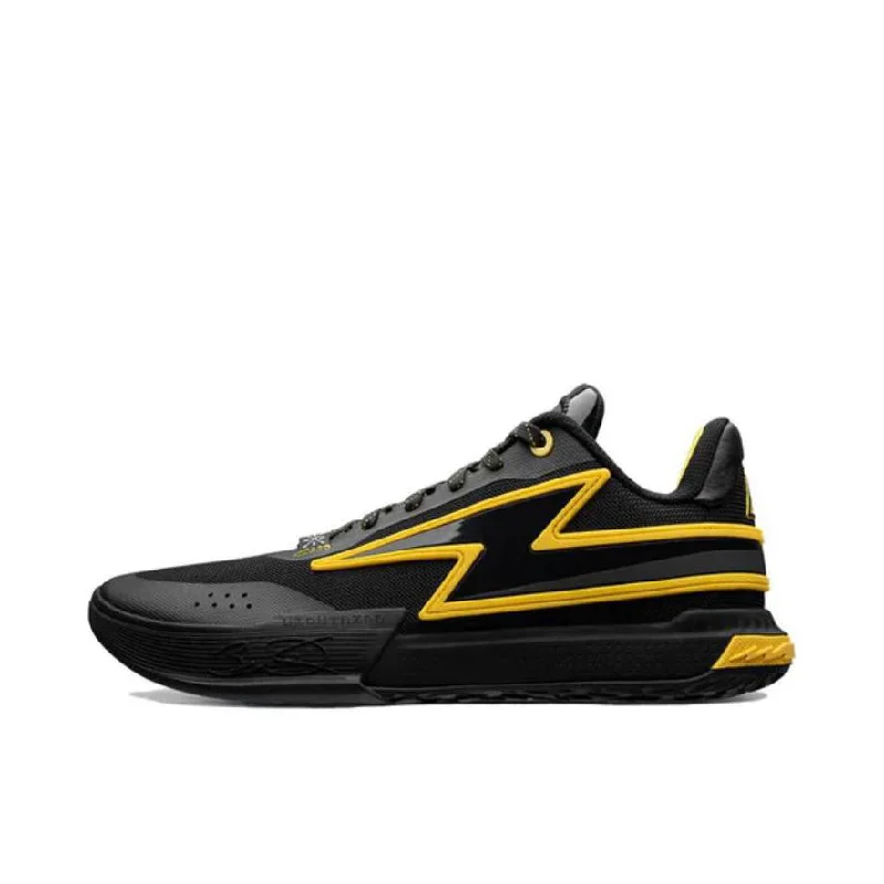 Men's basketball shoes with a reflective detail for night gamesLi-Ning Wade Flash Generation Z - Caution