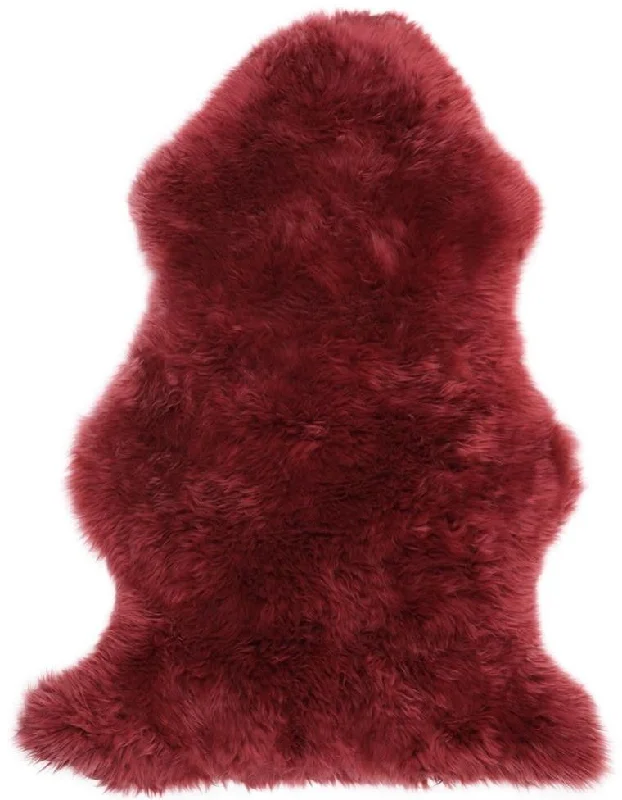 Men's slippers with a Velcro closure for easy on and offNATURAL SHEEPSKIN RUG COLOUR STRAWBERRY