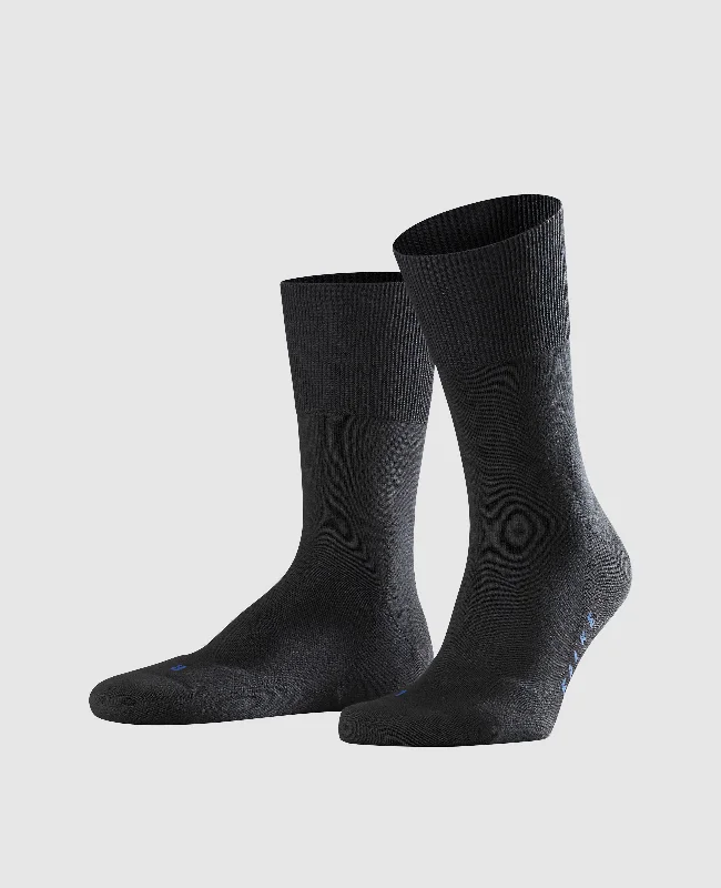 Men's boat shoes with a flexible sole for easy movementFalke Run Unisex Socks - Black Men's boat shoes with a flexible sole for easy movementFalke Run Unisex Socks - Black